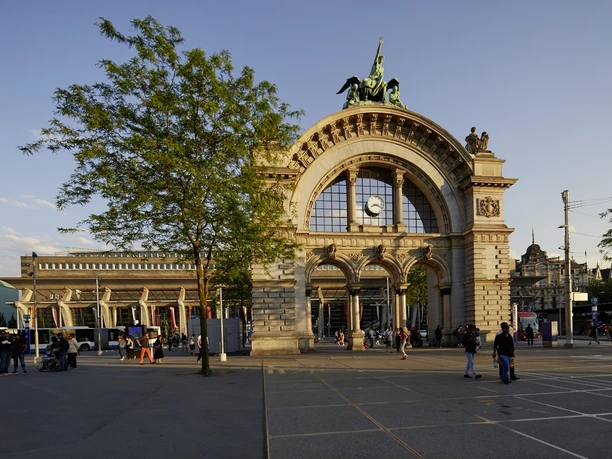 Torbogen beim Bahnhof Luzern