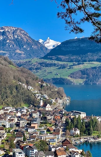 Aussicht vom Tunnel: Gersau, im Hintergrund der schneebedeckte Kaiserstock