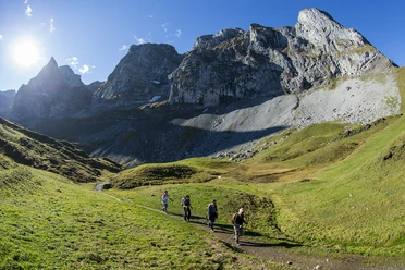 Wandergruppe, unterwegs Richtung Rot Grätli