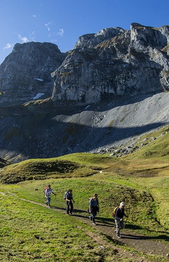 Wandergruppe, unterwegs Richtung Rot Grätli