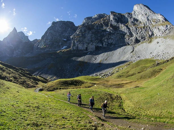 Wandergruppe, unterwegs Richtung Rot Grätli
