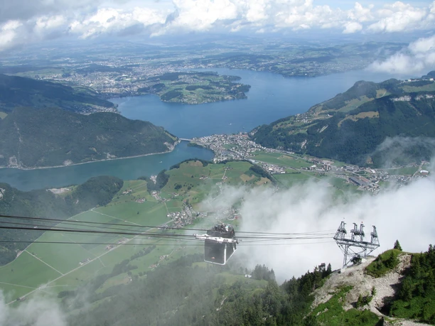CabriO-Bahn, weltweit erste Seilbahn mit einem offenen Oberdeck, Mittelstation - Stanserhorn