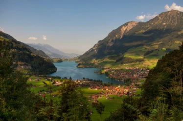 Blick vom Brünigpass auf den Lungerersee