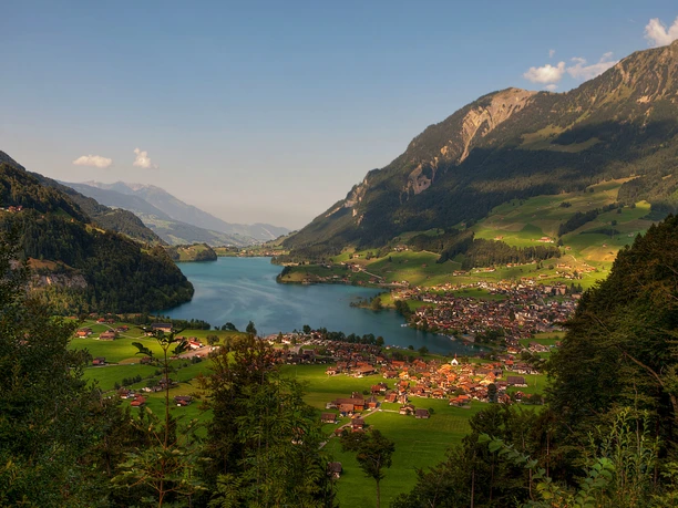 Blick vom Brünigpass auf den Lungerersee