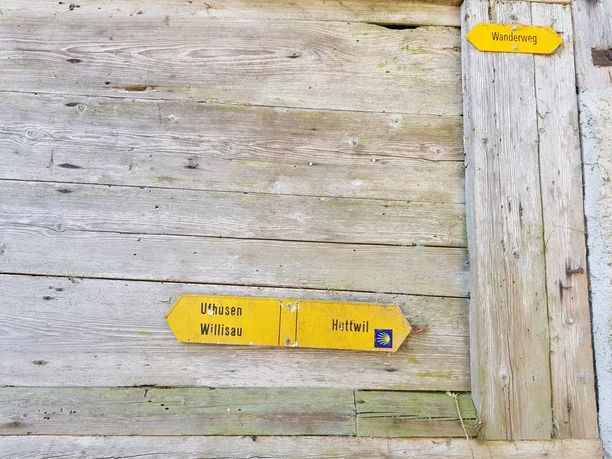 Eine alte Wegmarkierung