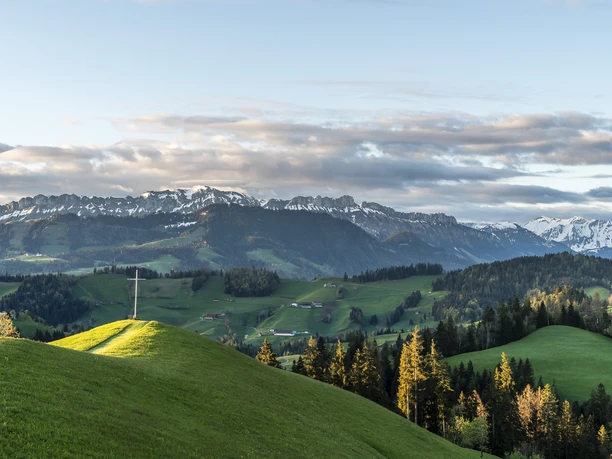 Die ersten Sonnenstrahlen des Tages lassen die Schwesteregg erstrahlen