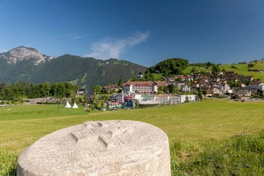 Morschach mit Grenzstein des „Weg der Schweiz“ und Swiss Holiday Park