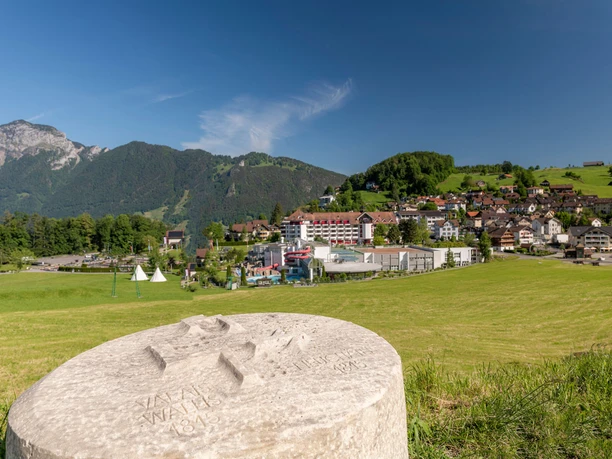 Morschach mit Grenzstein des „Weg der Schweiz“ und Swiss Holiday Park