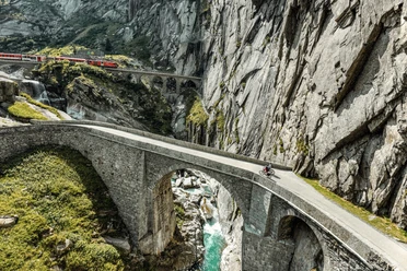 Mit dem E-Bike auf der Route 1291 über die Teufelsbrücke bei Andermatt.