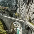 Mit dem E-Bike auf der Route 1291 über die Teufelsbrücke bei Andermatt.