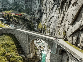 Mit dem E-Bike auf der Route 1291 über die Teufelsbrücke bei Andermatt.