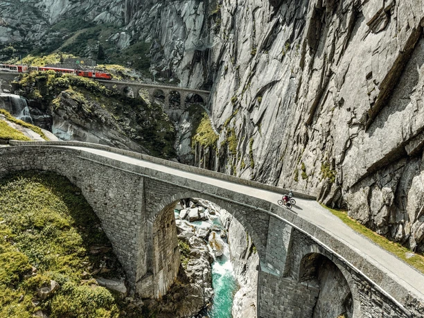 Mit dem E-Bike auf der Route 1291 über die Teufelsbrücke bei Andermatt.