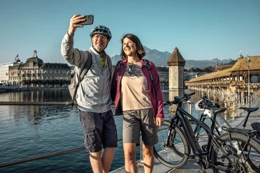 Ein Selfie mit dem Wasserturm in Luzern vor dem Start der Route 1291.
