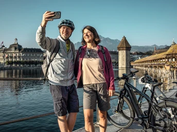 Ein Selfie mit dem Wasserturm in Luzern vor dem Start der Route 1291.