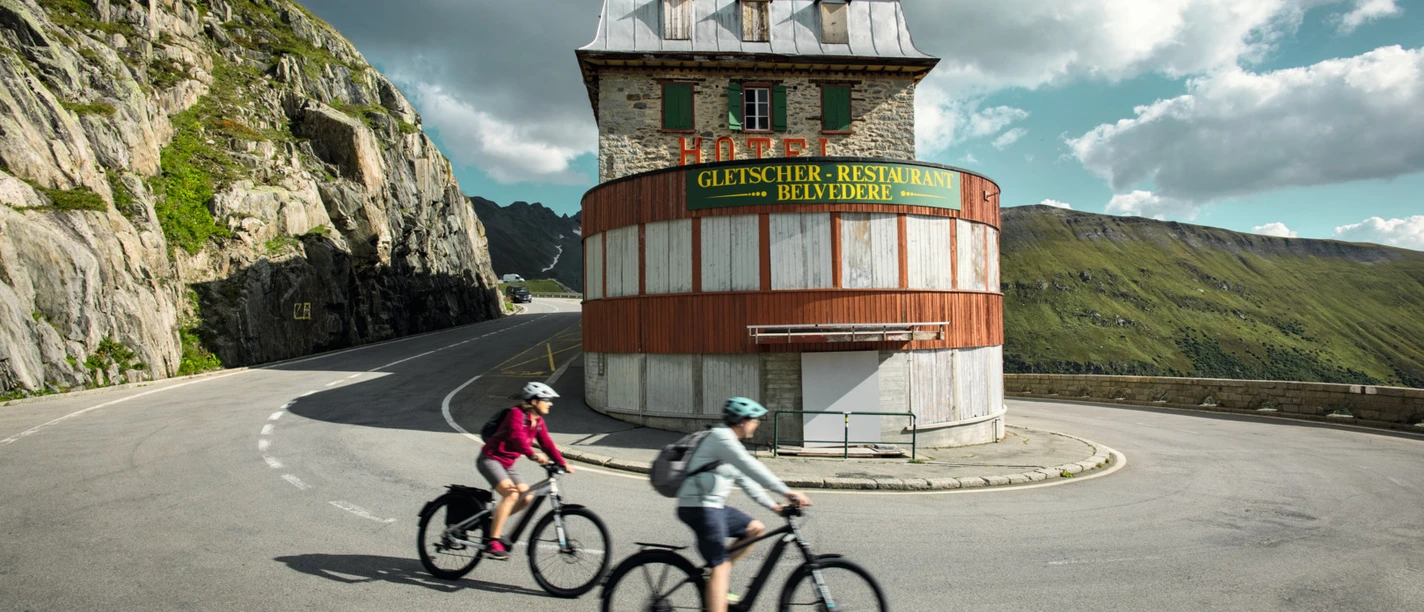 Fahrt über den Furkapass und vorbei am Hotel Restaurant Belvedere auf der Route 1291. Switzerland Summer