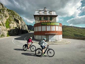 Fahrt über den Furkapass und vorbei am Hotel Restaurant Belvedere auf der Route 1291. Switzerland Summer