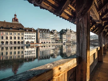 Vor der Abfahrt auf die Route 1291 lohnt sich ein Gang über die weltbekannte Kapellbrücke.