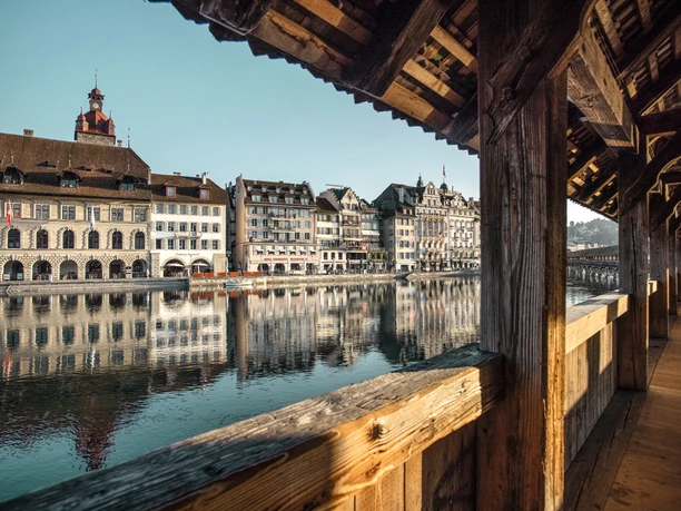 Vor der Abfahrt auf die Route 1291 lohnt sich ein Gang über die weltbekannte Kapellbrücke.