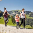 Familie auf dem Panoramaweg