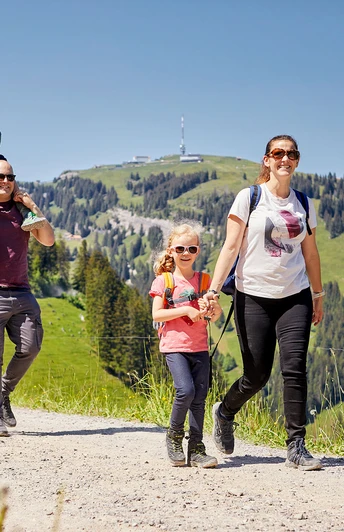 Familie auf dem Panoramaweg