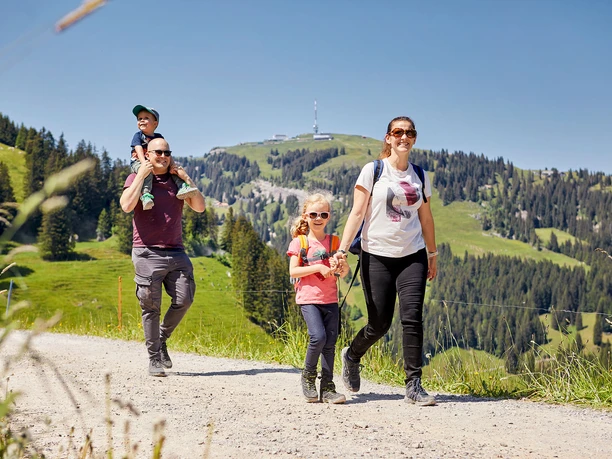 Familie auf dem Panoramaweg