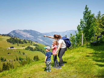 Mutter und Kinder auf dem Panoramaweg