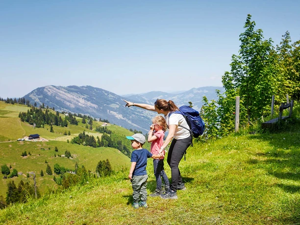 Mutter und Kinder auf dem Panoramaweg
