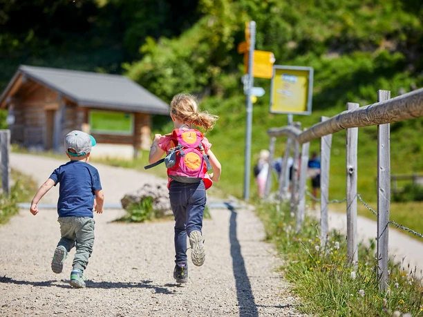 Kinder auf dem Panoramaweg bei der Gruebi Unterstetten