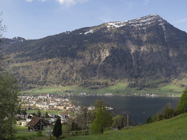 Blick auf die Rigi und den Zugersee.
