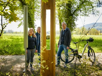 Gruppe liest Anleitungen zur Achtsamkeitsübung am Posten 2