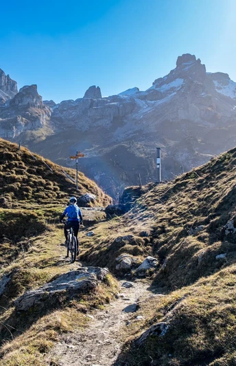 Unmittelbar unterhalb des Wannentritts