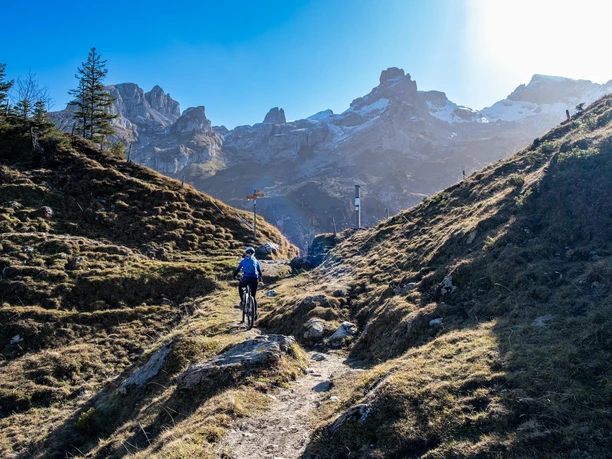 Unmittelbar unterhalb des Wannentritts