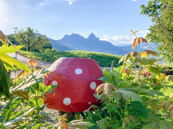 Glückspilz mit Mythen im Hintergrund