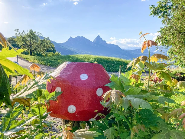 Glückspilz mit Mythen im Hintergrund