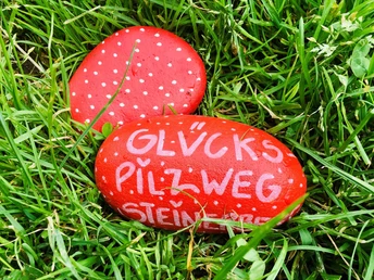 Stein mit Glückspilzweg