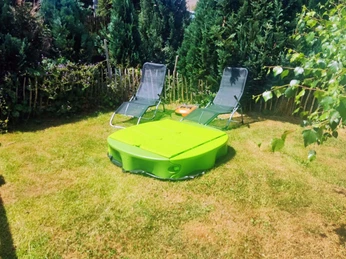 Sandkasten für die kleinen Gäste