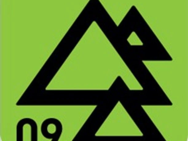 Bergtour 9 Grünes Symbol mit schwarzen Berglinien und der Zahl 09