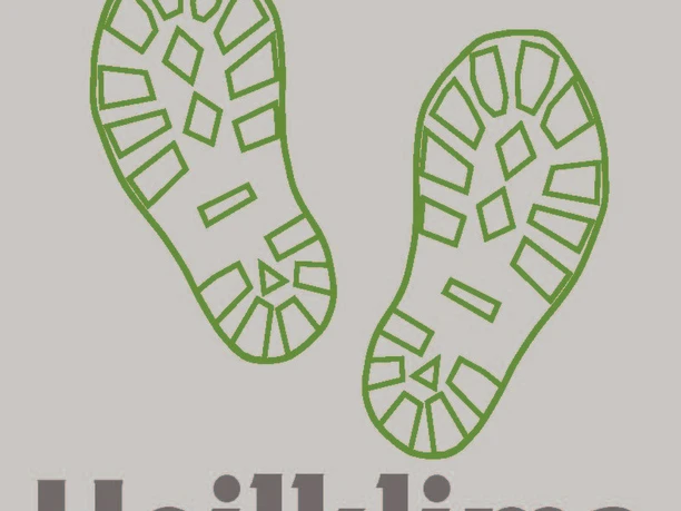 Heilklima Logo 5 Grüne Schuhabdrücke mit dem Schriftzug Heilklima darunter auf hellem Hintergrund