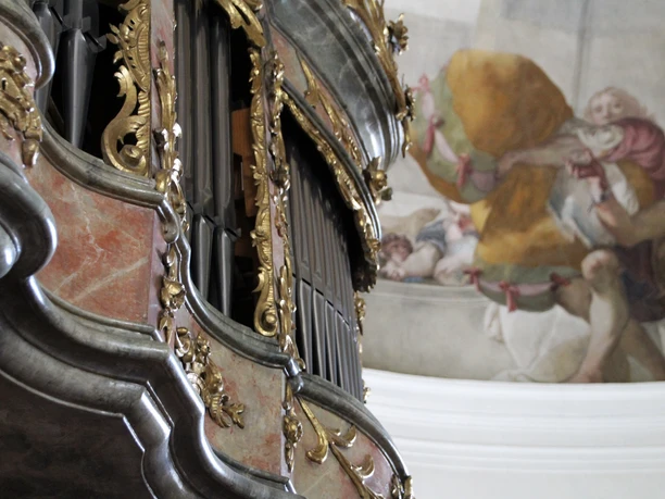 St_Anton Du siehst eine Orgel mit Gold und ein Bild von Menschen an der Decke.