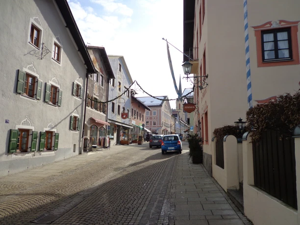 Ludwigstraße Du siehst eine schmale Straße mit alten Häusern und Läden.