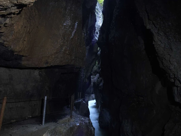 Partnachklamm Enge Felsklamm mit tosenden Wassern und schmalem Weg entlang der nassen Felswand