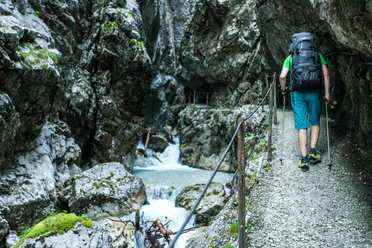 Wanderer in Höllentalklamm