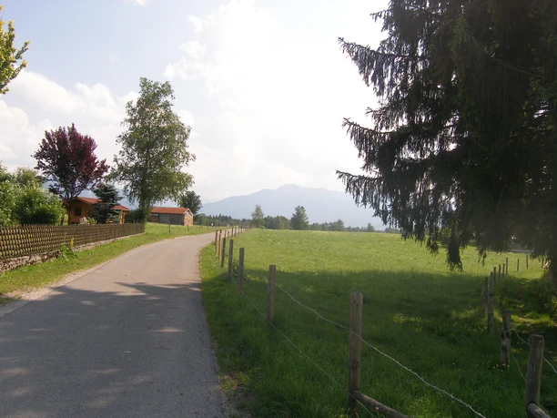 Am Ortsausgang Sindelsdorf blicken wir auf das Alpenpanorama.