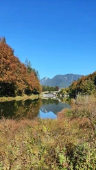 Riessersee im Herbst Klare Herbstlandschaft mit Bergkulisse, See und Spiegelung sowie Häusern am Ufer.