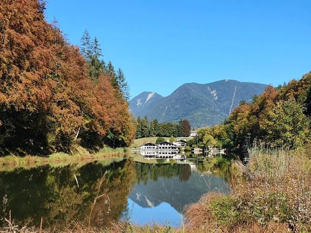 Riessersee im Herbst Klare Herbstlandschaft mit Bergkulisse, See und Spiegelung sowie Häusern am Ufer.