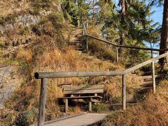 Wanderweg mit Stufen