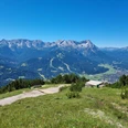Blick auf Garmisch-Partenkirchen Weite Berglandschaft mit grünen Hängen, Wiesen und Blick ins Tal von Garmisch-Partenkirchen