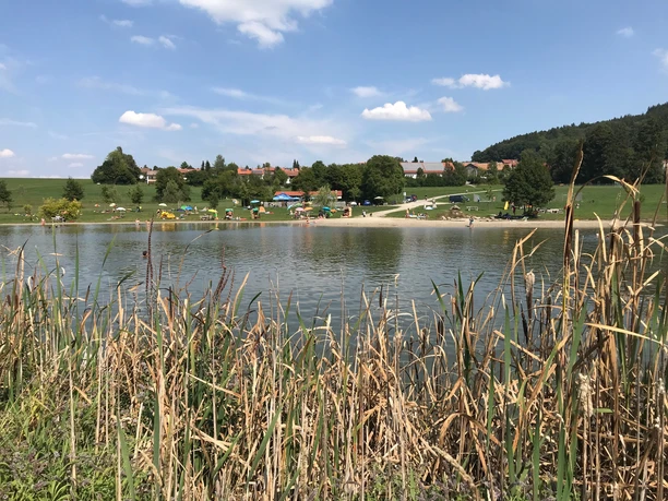 Badesee westlich von Hetten in Hohenpeißenberg