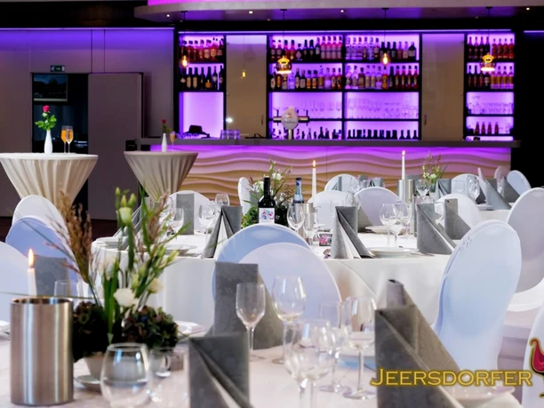 Der festlich geschmückte Saal im Jeersdorfer Hof JeersdorferHof geschmückter Saal