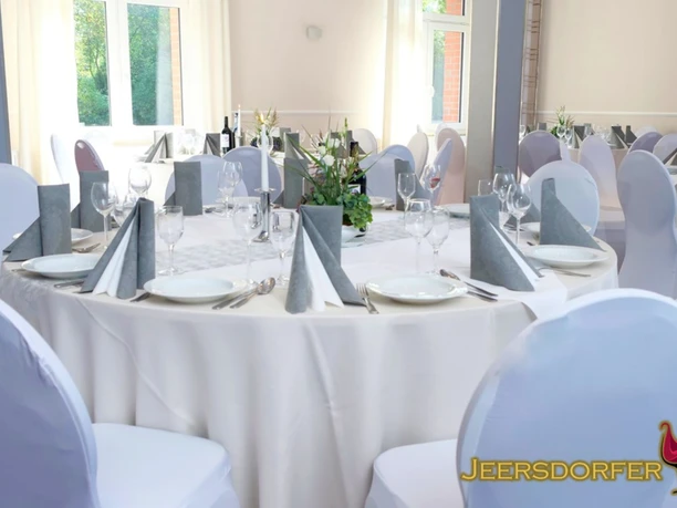 Hübsch gedeckte Tische laden zum Essen ein JeersdorferHof Saal